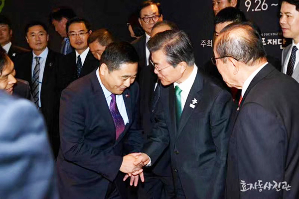 韓國文在寅總統會見了我單位丁先生